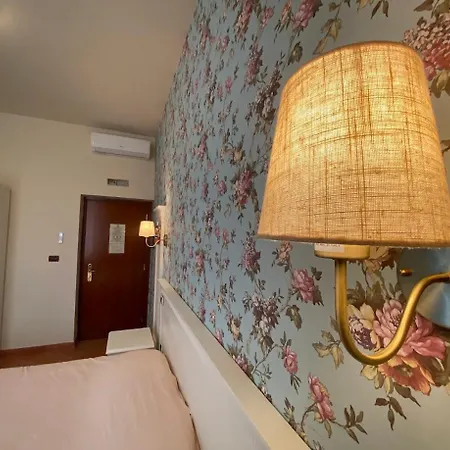 Villino Gregoraci Relais Bed & Breakfast 3*